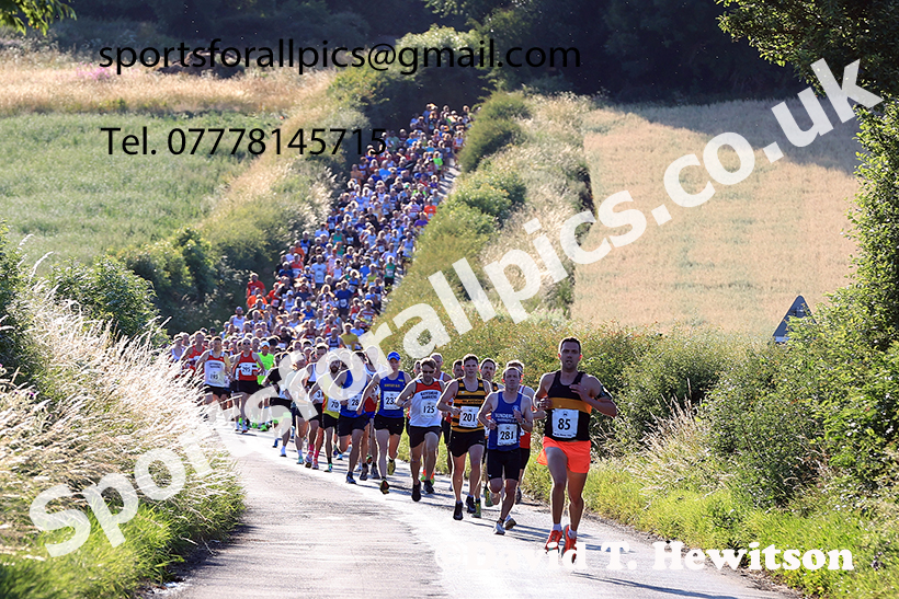 The 2025 Tynedale Pie n Peas 10k Road Race, Ovington to Low Prudhoe, Northumberland. Photo: David T. Hewitson/Sports for All Pics